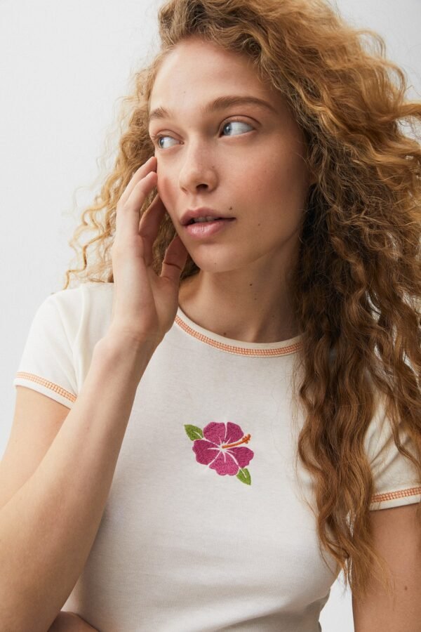 Cropped Short Sleeve T-shirt With Embroidered Detail - Image 3